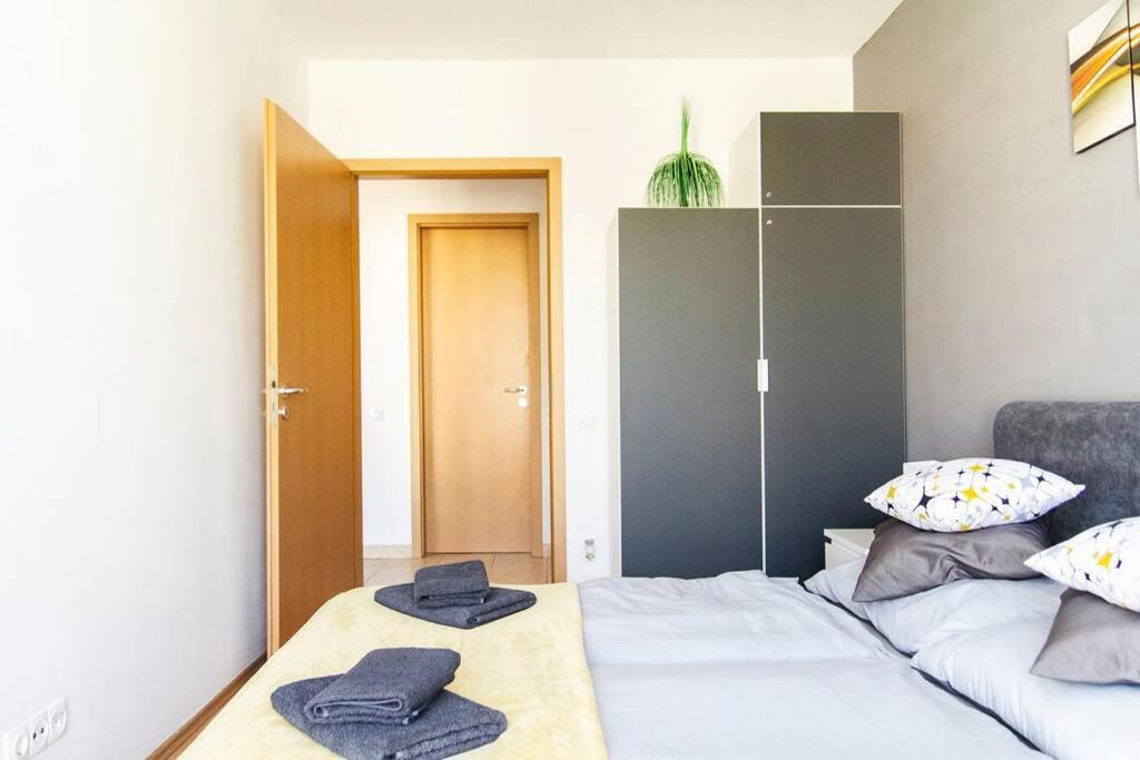 Vip Mini Resort,Private Parking & Balcony Boedapest Buitenkant foto